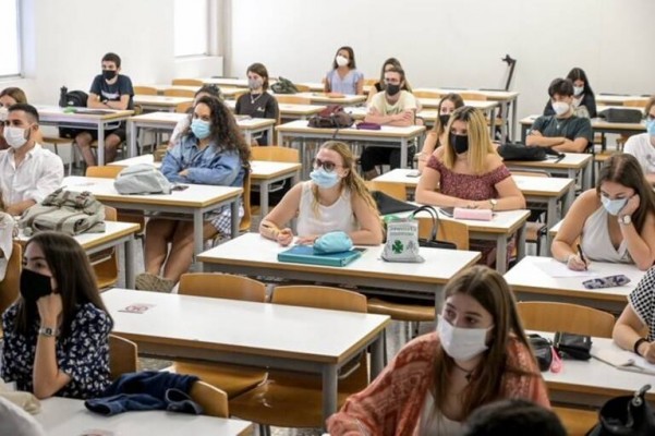 Universidades reconoce la excelencia académica de 46 estudiantes de la UJI