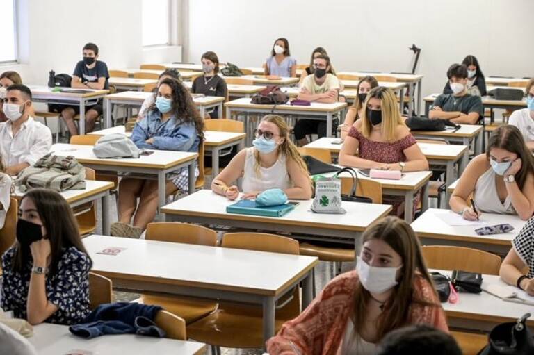 Universidades reconoce la excelencia académica de 229 estudiantes universitarios