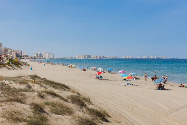 Un aliciente para ir a la playa estas vacaciones: más horarios en el servicio de autobús de la costa