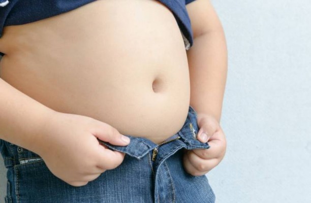 Los pediatras recomiendan cocinar y comer en familia para frenar la obesidad infantil