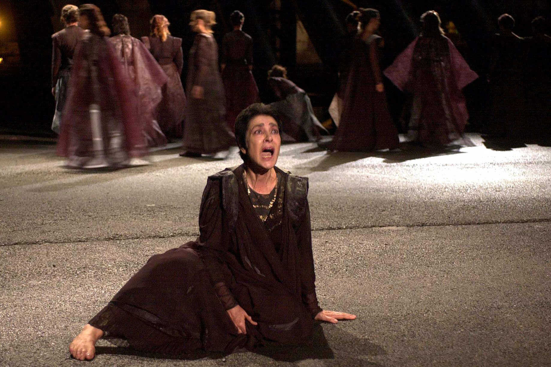 Irene Papas durante la representación de 'Las Troyanas', en septiembre de 2001 en el Port de Sagunt (Foto: EFE/Manuel Bruque) - 