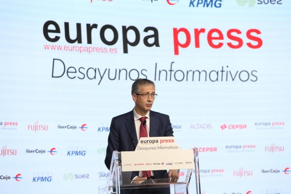 El bloqueo del canal de Suez puede afectar al 3,5% del comercio mundial de España, según de Cos