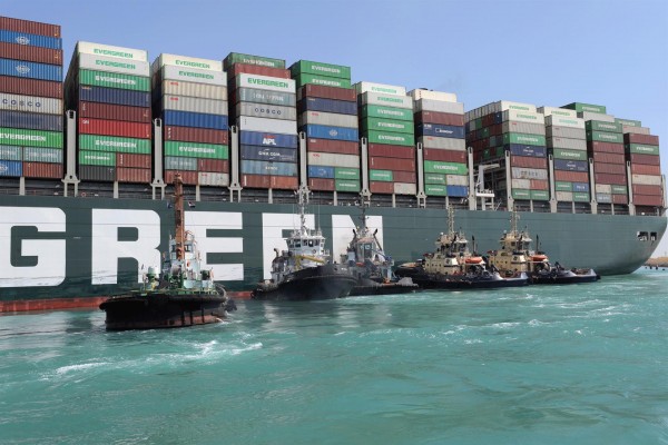 Egipto consigue desencallar el buque 'Ever Given' y desbloquea el Canal de Suez