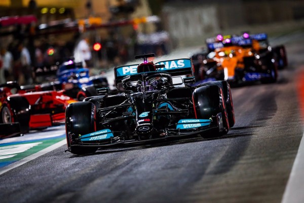 Hamilton resiste el ímpetu de Verstappen
