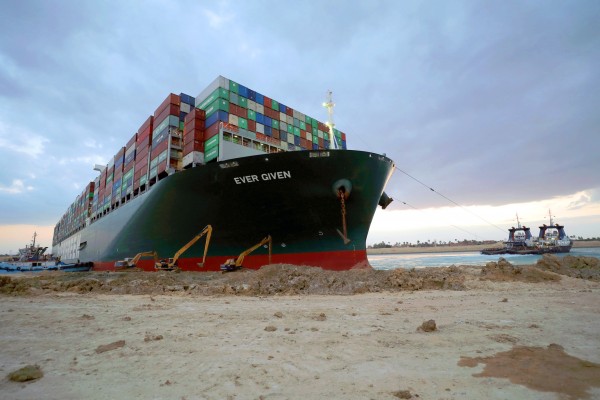 Egipto intenta sin éxito reflotar el buque varado para desbloquear el canal de Suez
