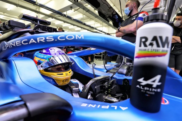 Fernando Alonso se retira en la vuelta 34 por un problema en los frenos
