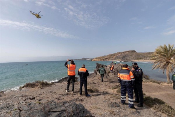 Un helicóptero se suma a la búsqueda de los 9 desaparecidos al volcar una patera en Mazarrón 