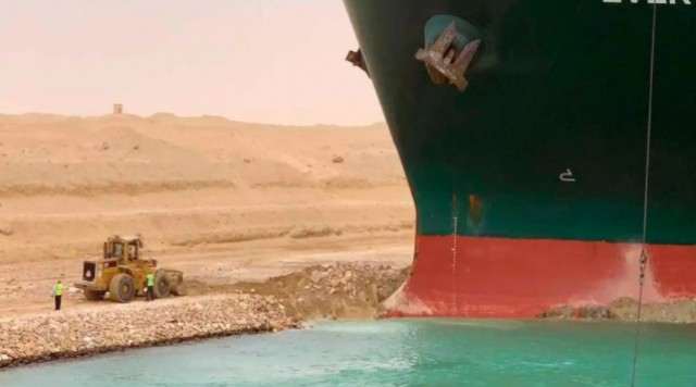 El timón y las hélices del portacontenedores encallado en el canal de Suez ya están liberados