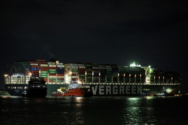Fracasan los trabajos de liberación del buque que bloquea el Canal de Suez