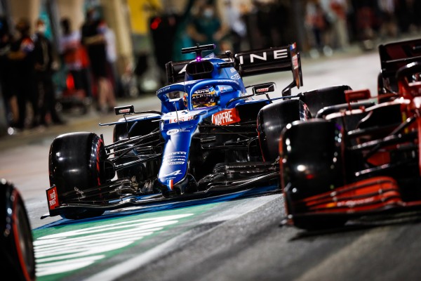 Hamilton, líder con polémica en Baréin; Sainz termina octavo y Alonso abandona