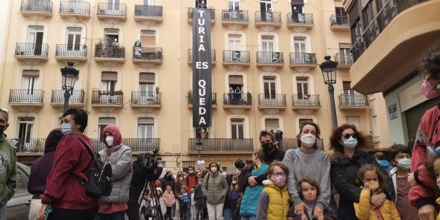 Vecinos de València protestan contra el desalojo de 16 familias para construir apartamentos turísticos
