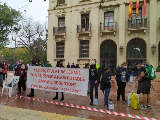 El conflicto del agua en Xàtiva persiste: los vecinos protestan y el ayuntamiento explora soluciones
