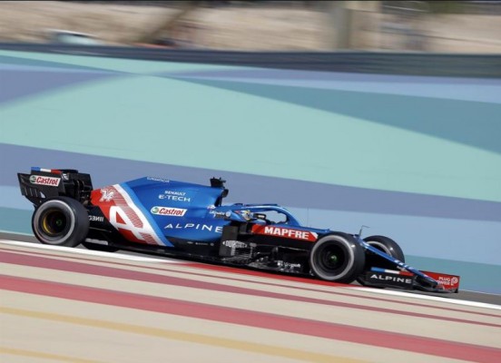 Verstappen se lleva la 'pole' en Baréin, Sainz octavo y Alonso noveno
