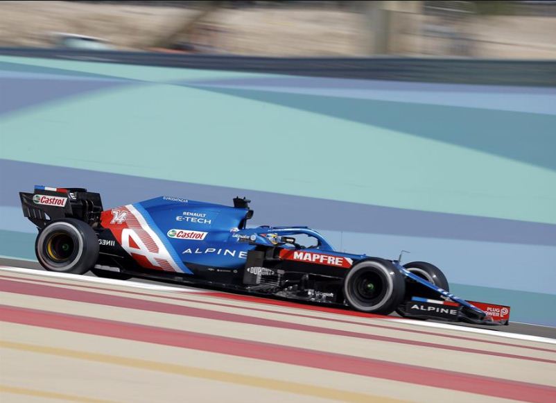 Verstappen se lleva la 'pole' en Baréin, Sainz octavo y Alonso noveno