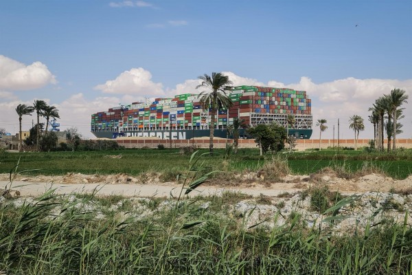 Comienza una operación extraordinaria para desencallar al 'Ever Given' del Canal de Suez