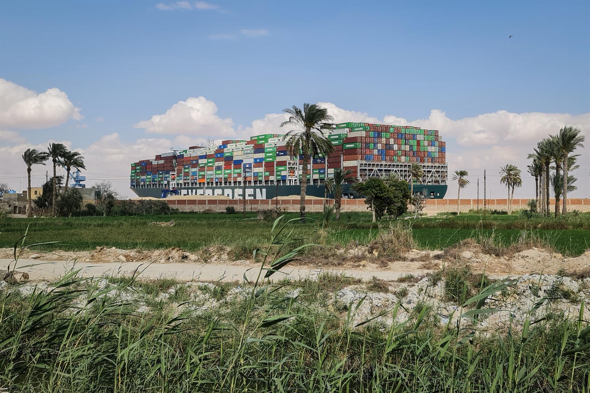 Comienza una operación extraordinaria para desencallar al 'Ever Given' del Canal de Suez
