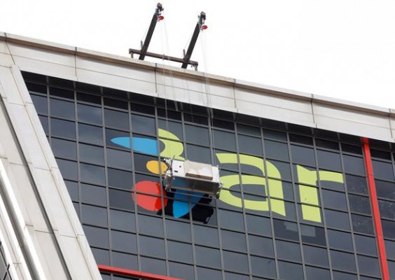 La estrella azul de CaixaBank ya luce en las Torres Kio de Madrid
