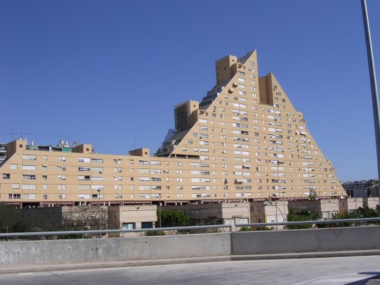 La bellesa de la desconeguda ciutat vertical flotant d’Alacant