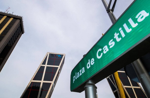 La estrella azul de CaixaBank ya luce en las Torres Kio de Madrid
