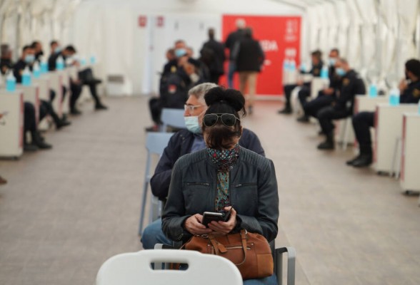 Más de 60.000 docentes están citados este sábado en la Comunitat para vacunarse