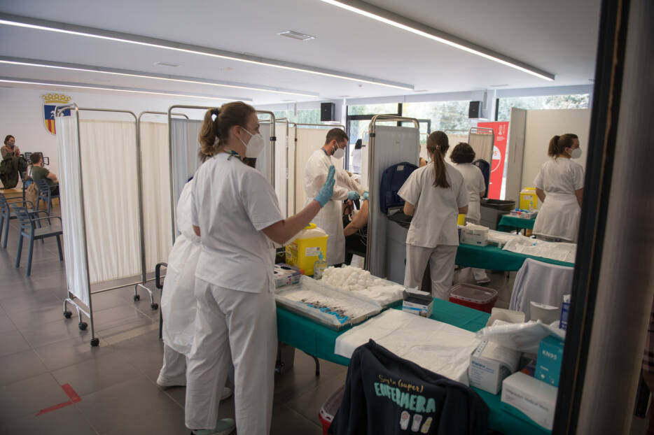 Personal sanitario en un dispositivo de vacunación a docentes este viernes. Foto: RAFA MOLINA - 