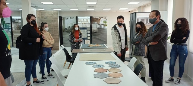 Alumnos del Aula Cerámica de la UJI visitan una planta productiva de la mano de Ascer