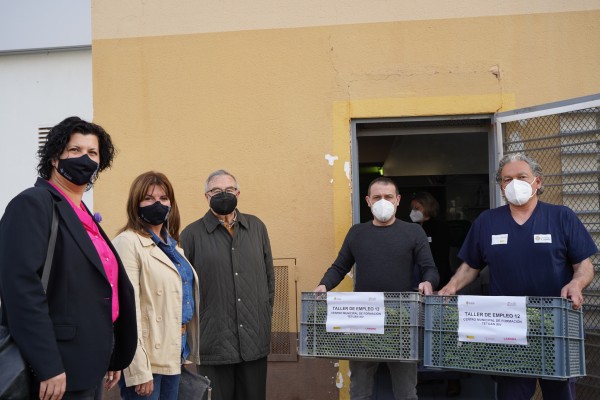 El alumnado del taller de empleo de Agricultura Ecológica entrega sus productos al albergue

