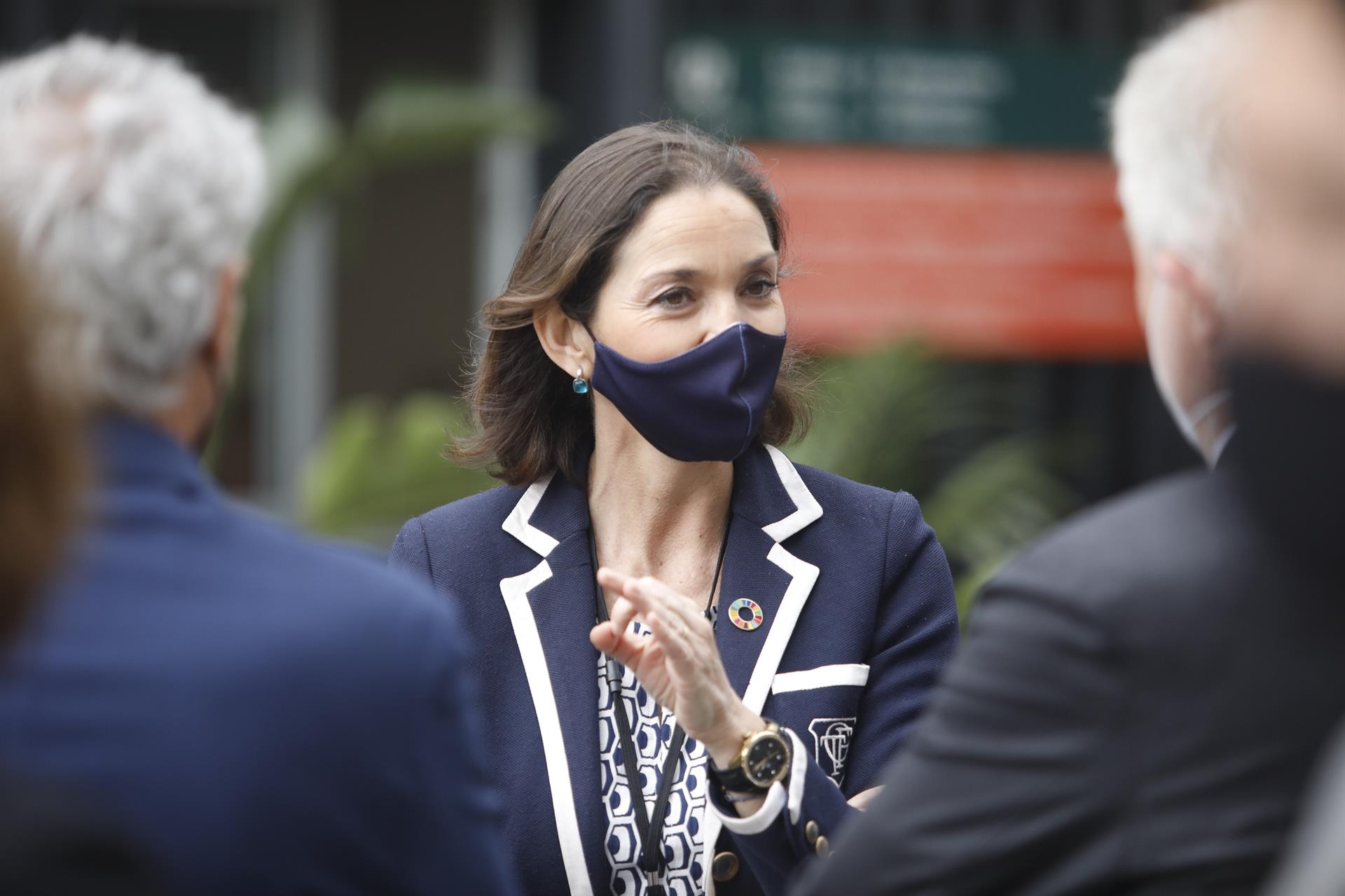 La ministra de Industria, Comercio y Turismo, Reyes Maroto, durante su visita a la fábrica de la farmacéutica catalana Reig Jofre. FOTO: EUROPA PRESS - 