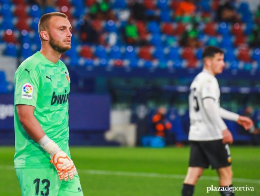 Cillessen regresa este viernes a Valencia para confirmar su lesión en los ligamentos de la rodilla