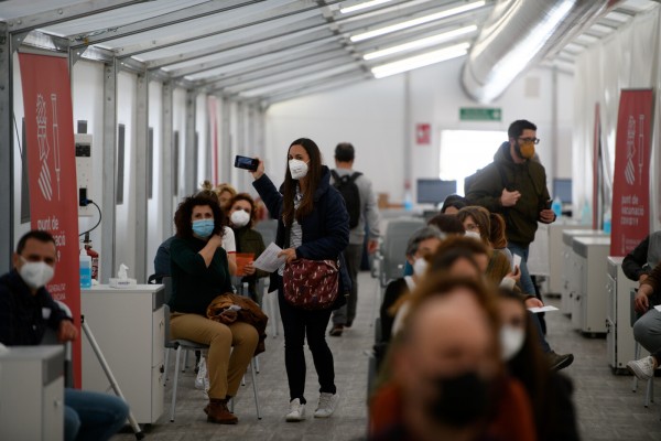 La vacunación masiva de Semana Santa, en el aire por la reducción de envíos de AstraZeneca