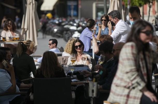 España notifica 6.393 casos y 356 muertes, con la incidencia subiendo ligeramente a 134