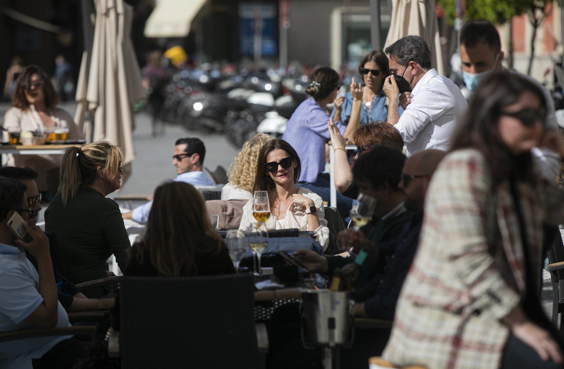 España notifica 6.393 casos y 356 muertes, con la incidencia subiendo ligeramente a 134
