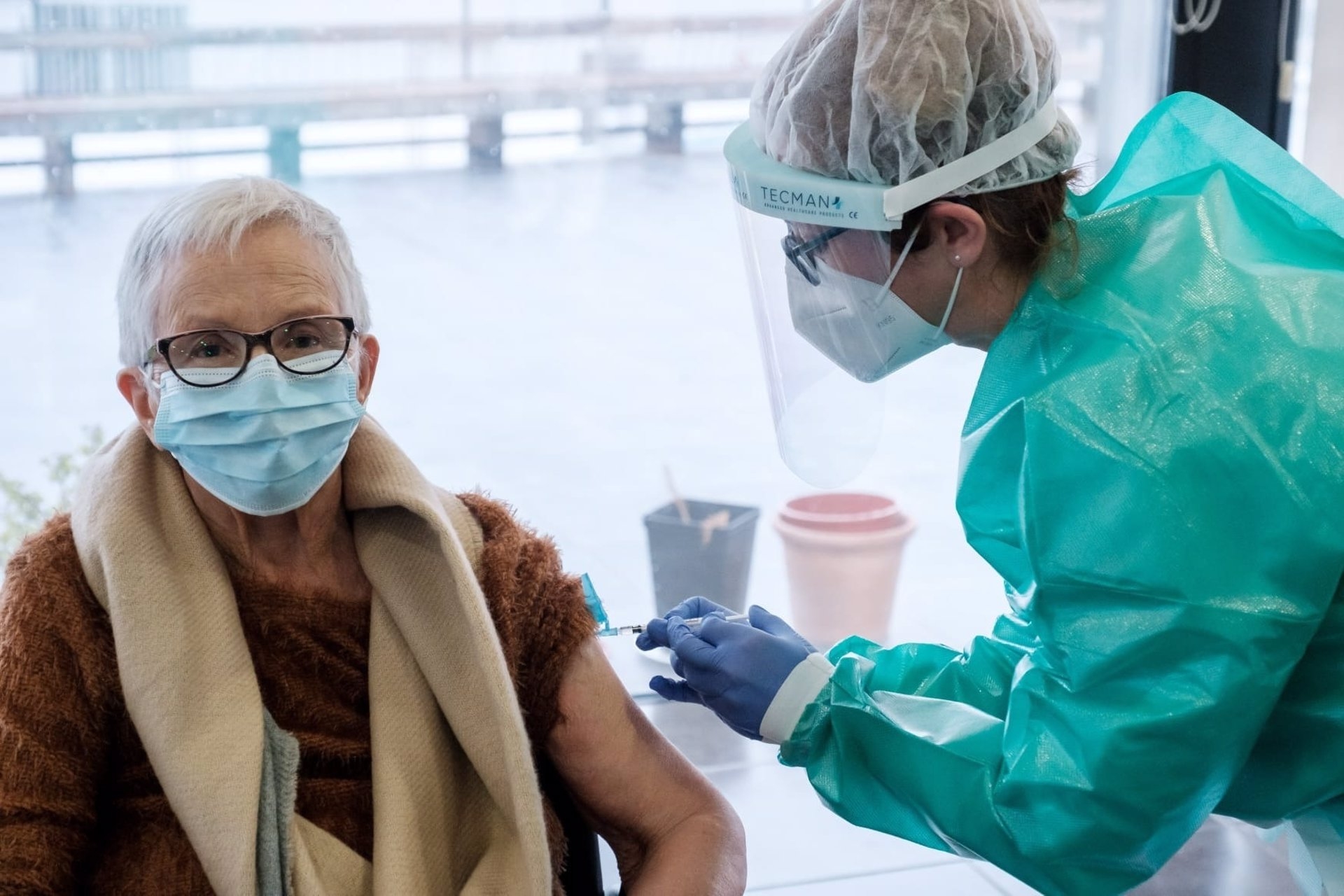  Las vacunas contra la covid reducen un 88% las infecciones y un 87% la mortalidad en centros sanitarios