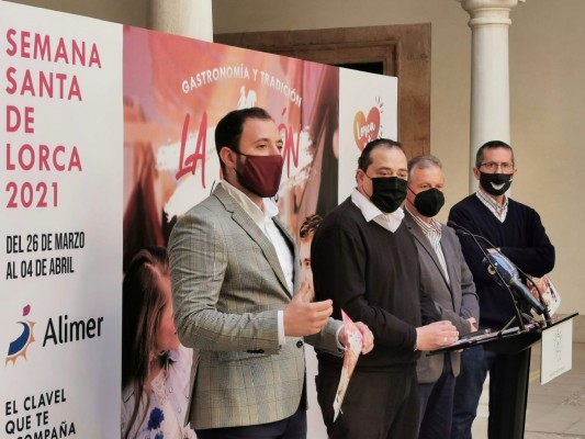Hosteleros de Lorca regalarán claveles con los colores de las cofradías a sus clientes en Semana Santa