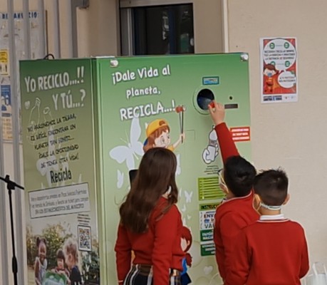 Las máquinas que pagan por reciclar envases de plástico y latas se instalan en los colegios El Pasico de Torre Pacheco