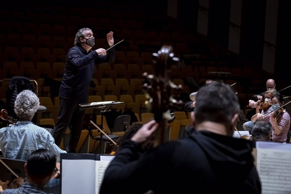 Juanjo Mena dirige obras de Arriaga y Schubert con la OCV y la soprano Sabina Puértolas