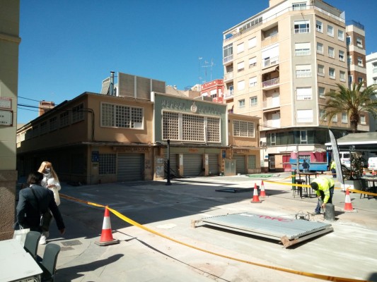 Varios colectivos y el exedil de Urbanismo piden salvar el edificio del Mercado de Elche; Compromís se desmarca