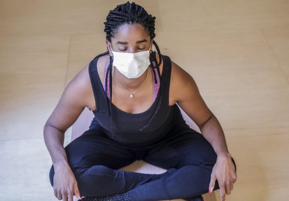 Higiene, hidratación y evitar maquillarse bajo la mascarilla, entre los consejos para evitar irritaciones
