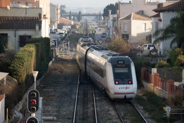 Podem insta a los ayuntamientos a reivindicar inversiones en el cercanías entre Alicante y Murcia