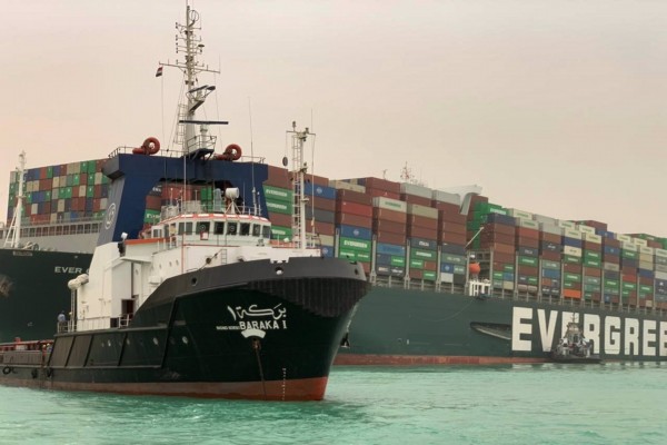 El canal de Suez permanece cerrado al tráfico marítimo tras encallar un portacontenedores