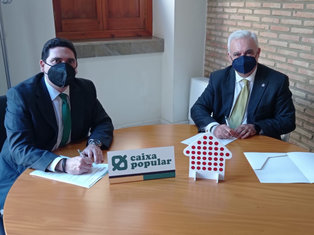 Leo Delgado, Responsable de Colegios Profesionales de Caixa Popular, y Sebastián José Cucala, como Presidente del Colegio de Administradores - 