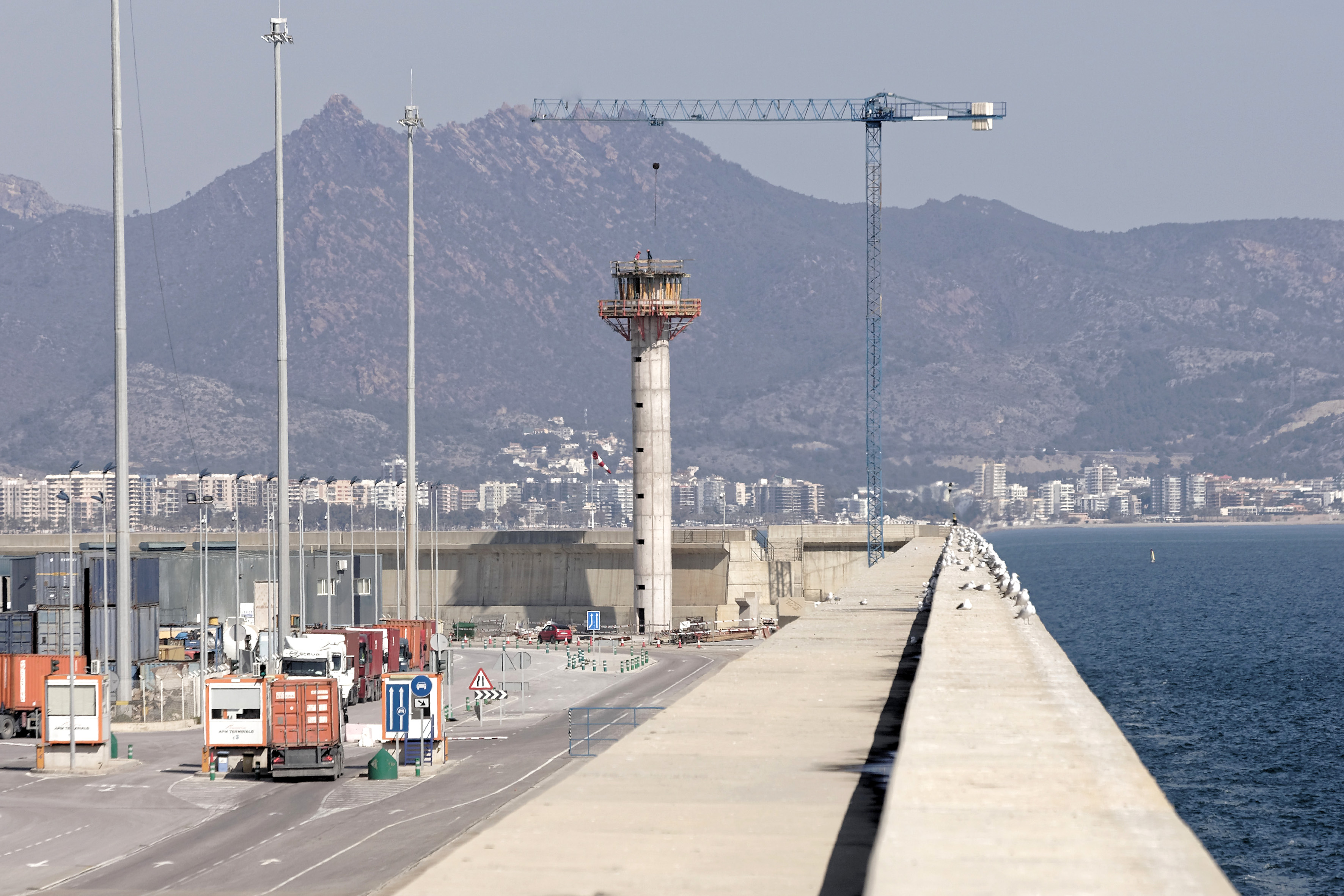El nuevo faro de PortCastelló se erige ya en su nueva ubicación y estará acabado antes de un mes