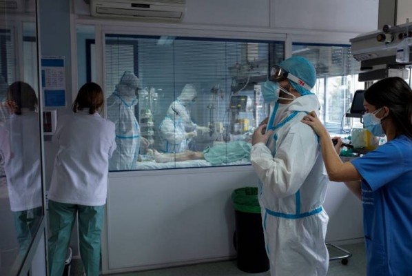  España registra 5.516 nuevos casos de covid-19, 201 muertes y la incidencia sube levemente
