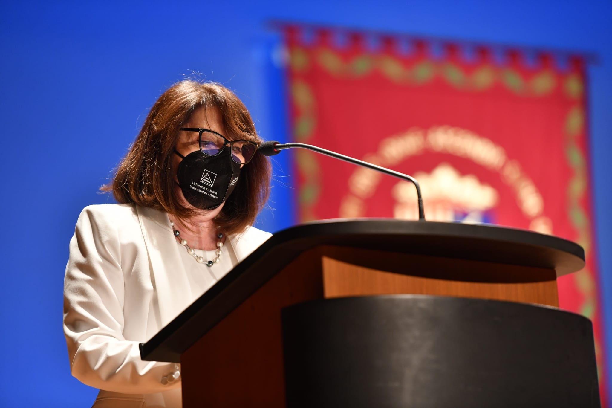 Amparo Navarro en la toma de posesión como rectora de la UA. Fotos: RAFA MOLINA - 