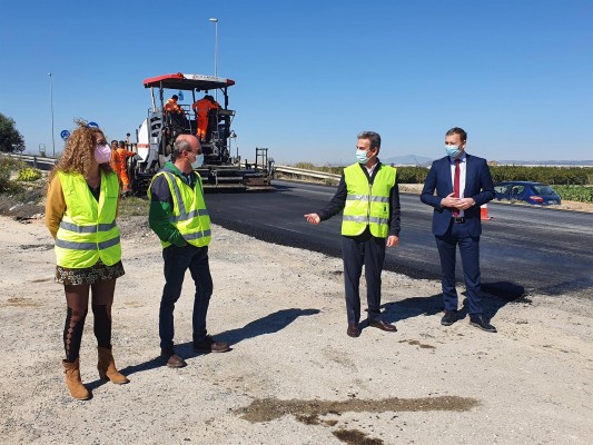La reparación de la carretera entre la Zeneta y Los Ramos, con material reutilizado para 