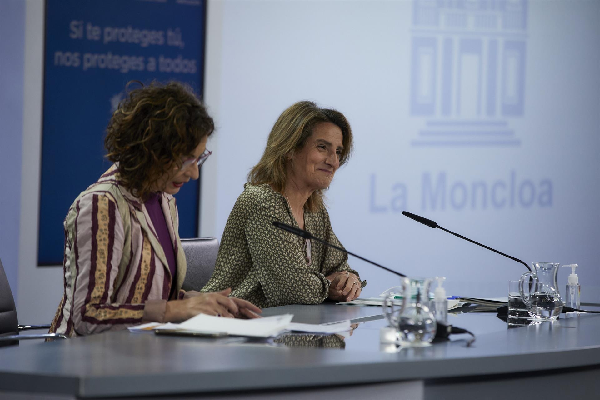 La portavoz del Gobierno, María Jesús Montero (i), y la ministra para la Transición Ecológica, Teresa Ribera. Foto: EUROPA PRESS - 