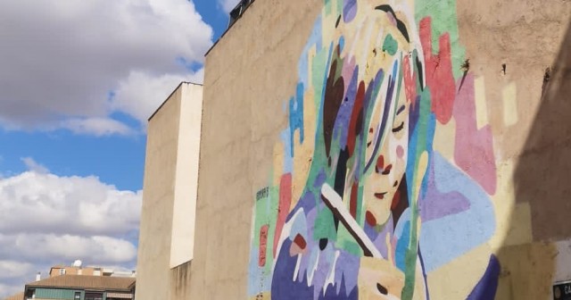 Enfado por la destrucción del mural artístico de una niña estudiando en la calle Paso Blanco de Lorca
