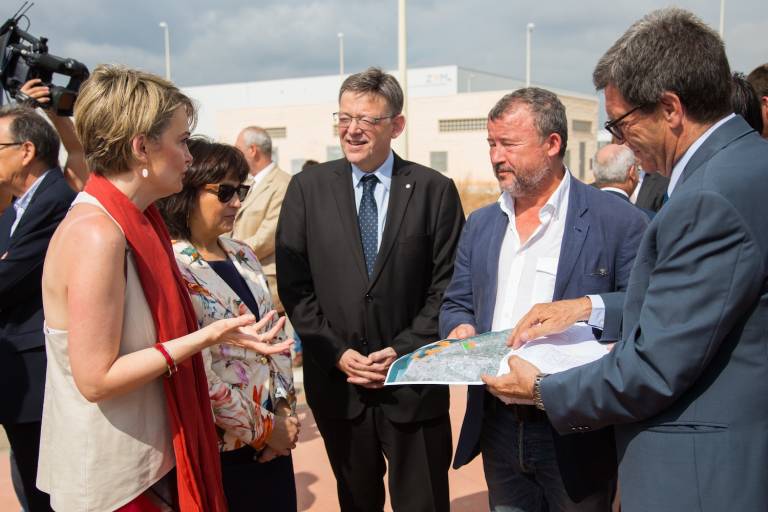 Representantes institucionales y de Parc Sagunt, el día que se reanudaron las obras. Foto: GVA - 