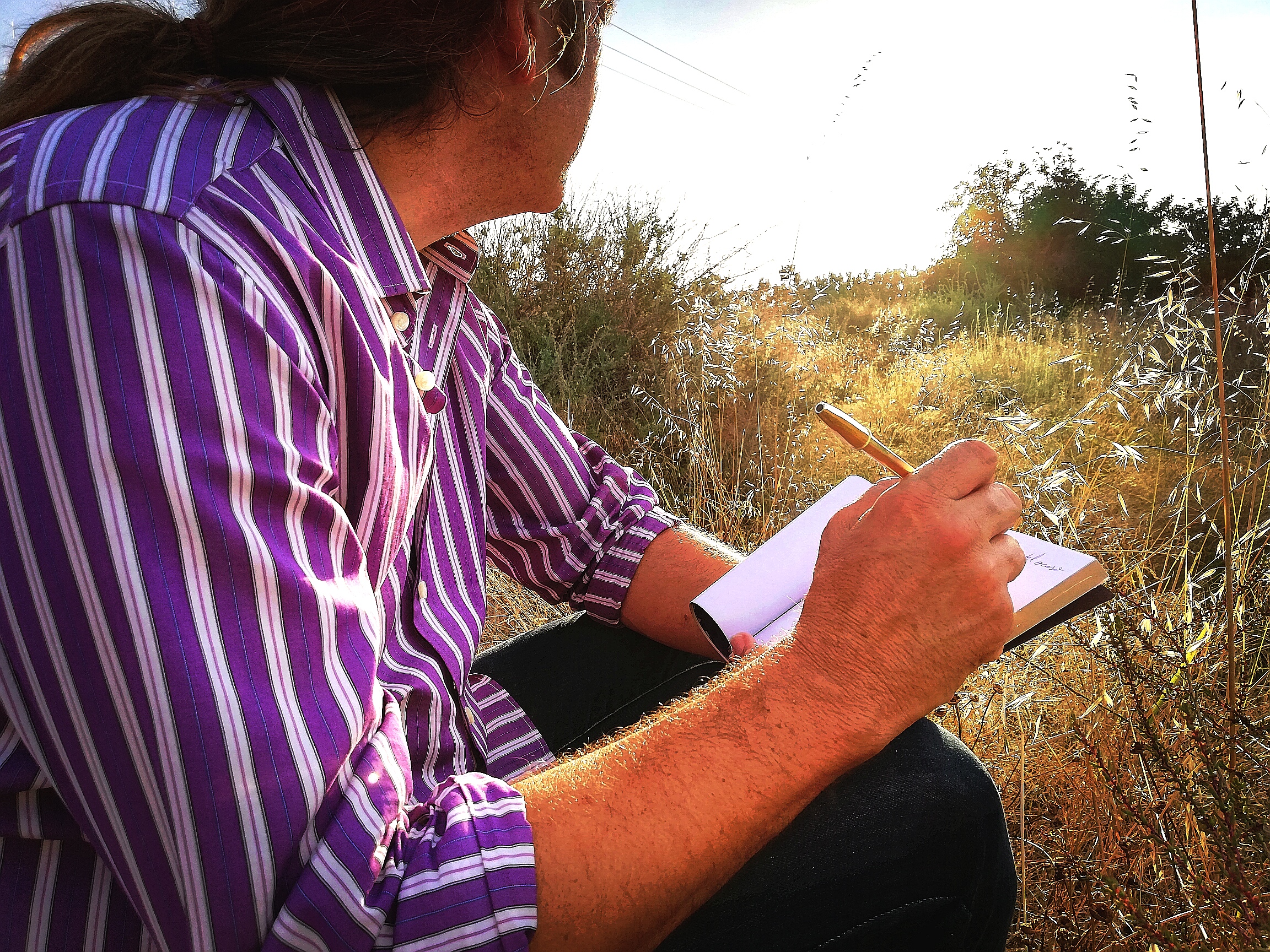El vaso medio lleno: Javier Martínez escribe con optimismo y entusiasmo sobre el amor verdadero