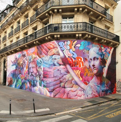 El dúo de artistas PichiAvo pinta un mural en el Barrio Latino de París